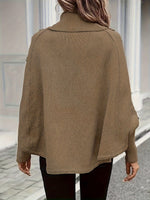 Geknöpfter Poncho – Sylvette Geknöpfter Poncho – Sylvette Louise Perrin 